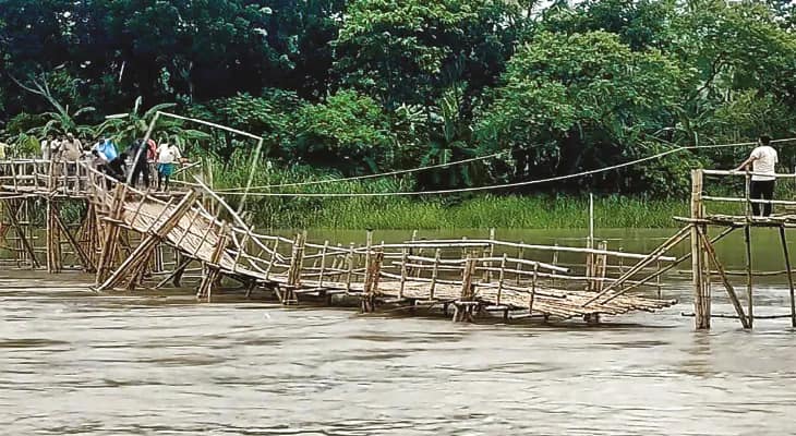 ডিভিসির ছাড়ায় জলে পরপর ভাঙল বাঁশের সেতু, বিচ্ছিন্ন ভাটোরা দ্বীপাঞ্চল