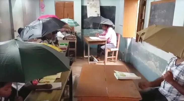 ছাতা মাথায় ক্লাস করছে পড়ুয়ারা, ভিডিও ভাইরাল হতেই ক্ষোভ হুগলির শিক্ষামহলে