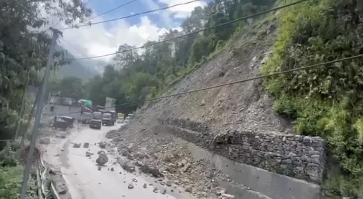 কালিম্পংয়ের লাইফ লাইন এনএইচ-১০ এর মল্লি বাজারের কাছে ধস, সেই কারণেই বন্ধ রাস্তার একাংশ