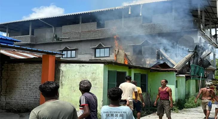 বানারহাট ব্লকের লক্ষ্মীপাড়া চাবাগানে প্রাক্তন কেন্দ্রীয় মন্ত্রী তথা তৃণমূল নেতা জন বারলার বাসভবনে অগ্নিকাণ্ড, ঘটনাস্থলে পৌঁছেছে দমকল