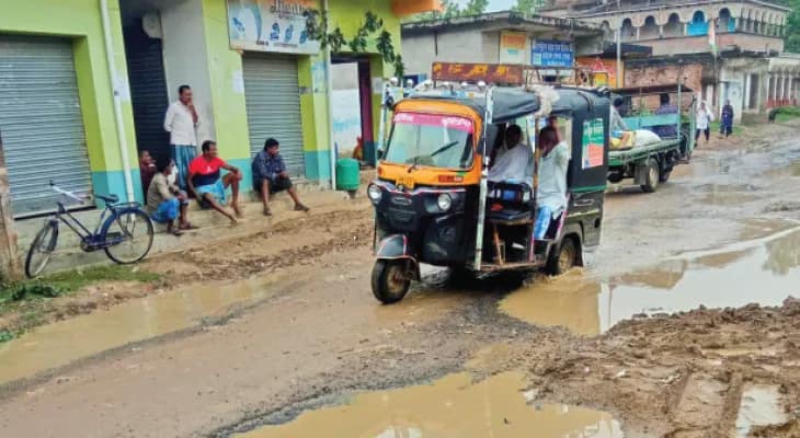 কাটোয়ায় একাধিক রাস্তা বেহাল, জল-কাদায় ভোগান্তি চরমে