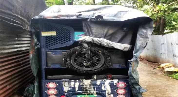 চালক বকেয়া ভাড়া চাওয়ায় টোটো জ্বালিয়ে গ্রেপ্তার যাত্রী