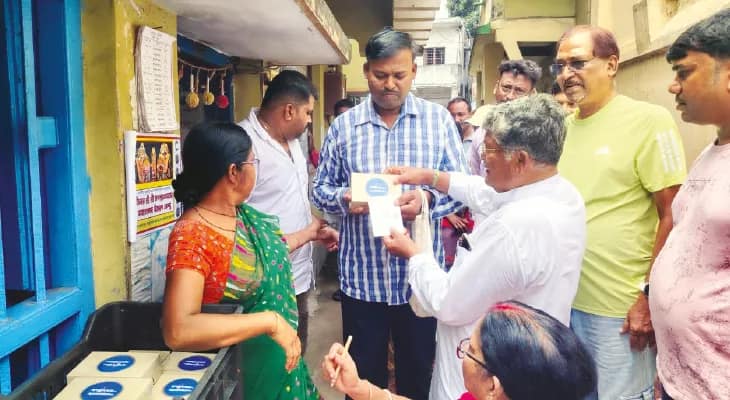 প্রসাদ বিলি ঘিরে হুগলিতে উৎসাহ তুঙ্গে, তরজা শুরু শাসক-বিরোধীর