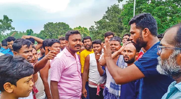 মোবারকপুরে কাঁচা রাস্তায় নরক-যন্ত্রণা, প্রধানকে কর্দমাক্ত রাস্তায় হাঁটালেন বিক্ষুব্ধ গ্রামবাসী