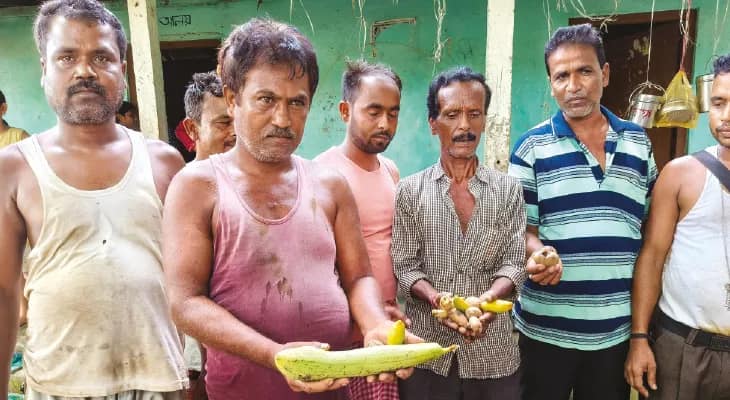 অঙ্গনওয়াড়ি কেন্দ্রে পচা আনাজ দিয়ে রান্না, বিক্ষোভ গ্রামবাসীদের