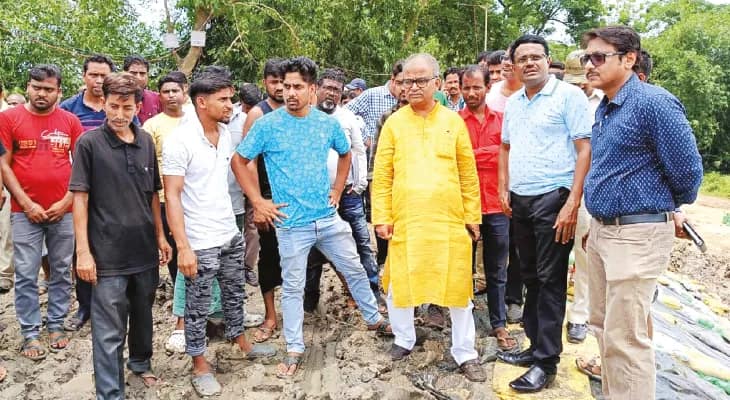 কংসাবতী নদীর বাঁধ মেরামত না হওয়ায় ঠিকাদারকে ধমক ডিএমের