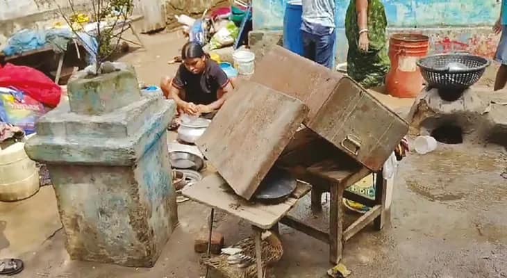 পুরুলিয়ায় ধসেছে বহু বাড়ি, ত্রাণশিবির থেকে ফিরে চোখে জল বাসিন্দাদের