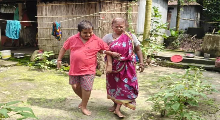 সরকারি ভাতা পাচ্ছেন না মা-ছেলে, সাহায্যের আশ্বাস দিলেন বিডিও