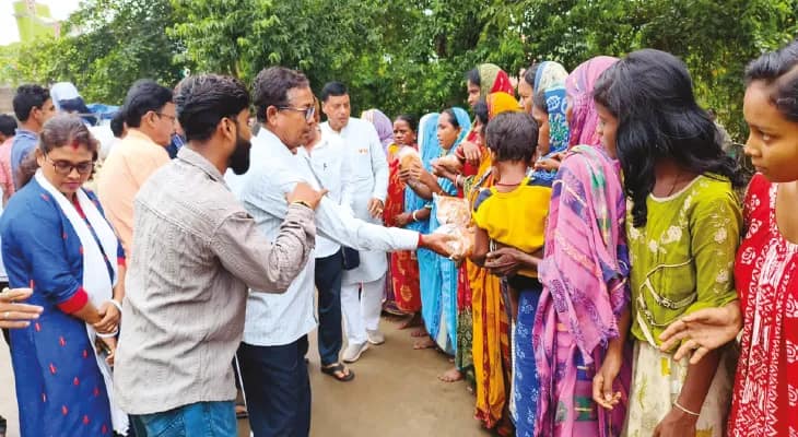 জল নামলেও ভোগান্তি কমেনি, গড়বেতায় পাঁউরুটি নিতে রাস্তায় লাইন