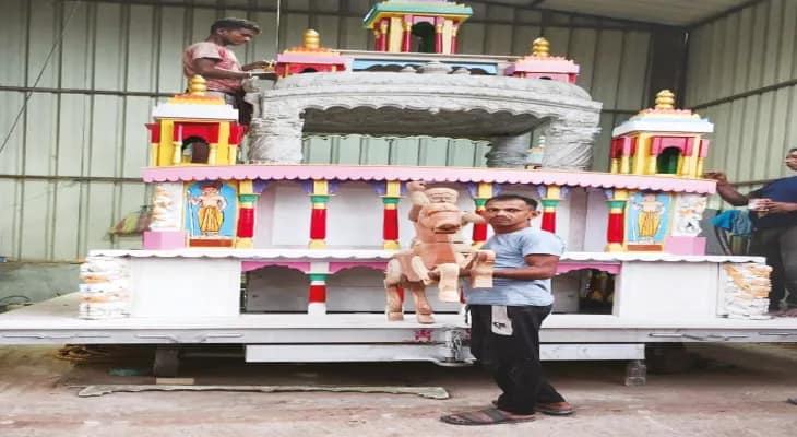 গয়নার আদলে তৈরি রাজবেশ, বিশাল হাতপাখার বাতাসে ঠান্ডা হন জগন্নাথ