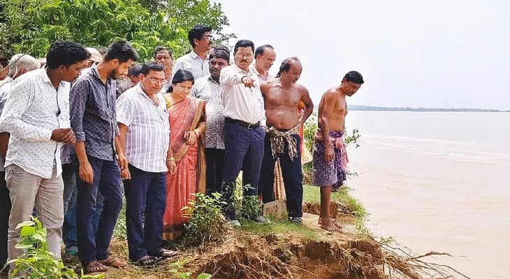 সুবর্ণরেখার গ্রাসে নয়াগ্রামের কৃষি জমি, নদী এগচ্ছে জনবসতির দিকে