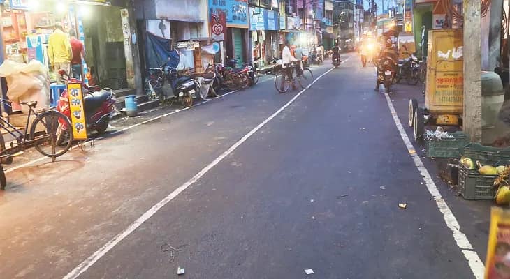 যানজট আটকাতে বিষ্ণুপুর শহরে রাস্তার ধারে আঁকা ‘লক্ষ্মণরেখা’, টপকালেই গুনতে হবে হাজার টাকা জরিমানা
