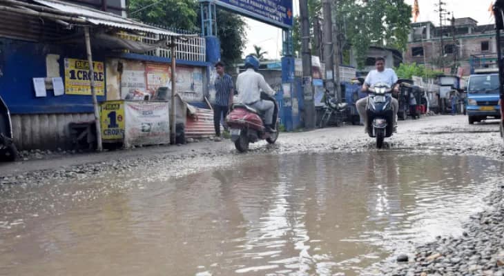 মাটিগাড়া ব্লক স্বাস্থ্যকেন্দ্রের সামনের রাস্তা যেন ডোবা