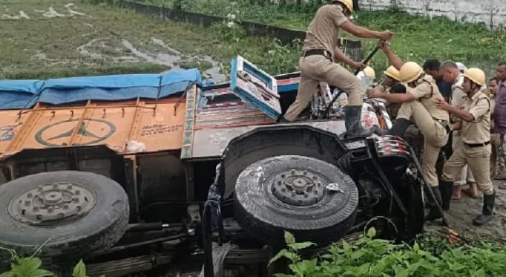 নয়ানজুলিতে পড়ল লরি, কেবিনে ড্রাইভার-খালাসি