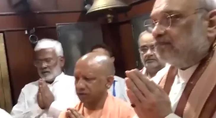 বারাণসীতে কাল ভৈরব মন্দিরে পুজো দিলেন অমিত শাহ ও যোগী আদিত্যনাথ