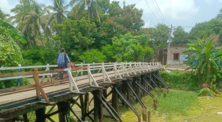 ৫০ লক্ষ টাকা ব্যয়ে কুলপিতে সাত কাঠের সেতু নির্মাণের কাজ শুরু