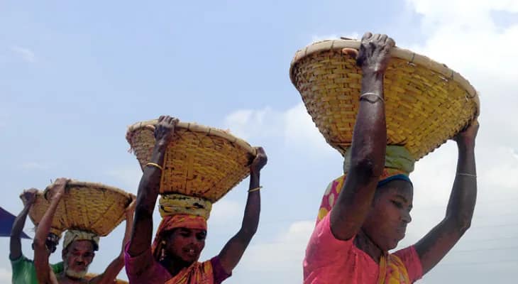 ১০০ দিনের কাজ শুরুর অপেক্ষায় ভিনরাজ্যে থাকা বেলপাহাড়ী ও নয়াগ্রামের শতাধিক শ্রমিক
