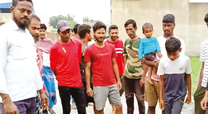 কাঁকসায় নিম্মমানের ঢালাই রাস্তা নির্মাণের অভিযোগ ঘিরে বিক্ষোভ