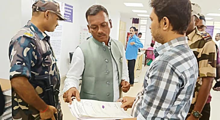 পিএফ অফিসে দালালরাজ নিয়ে  সরব মনোজ টিগ্গা, মেজাজ হারিয়ে ছুড়লেন কাগজ