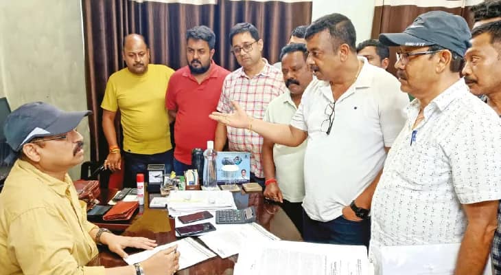 বকেয়া টাকা না পেয়ে রায়গঞ্জে জনস্বাস্থ্য কারিগরি দপ্তরের কাজ বন্ধ ঠিকাদারদের