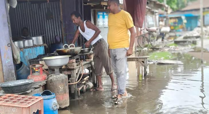 বেহাল নিকাশি ব্যবস্থা, জলমগ্ন ময়নাগুড়ির কর্মতীর্থ  ভবনের একাংশ