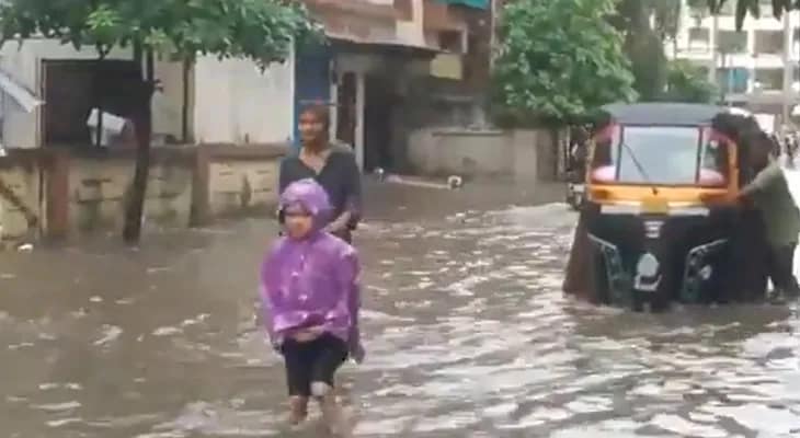 ভারী বৃষ্টিতে জলমগ্ন সুরাতের একাধিক জায়গা, বন্ধ স্কুল