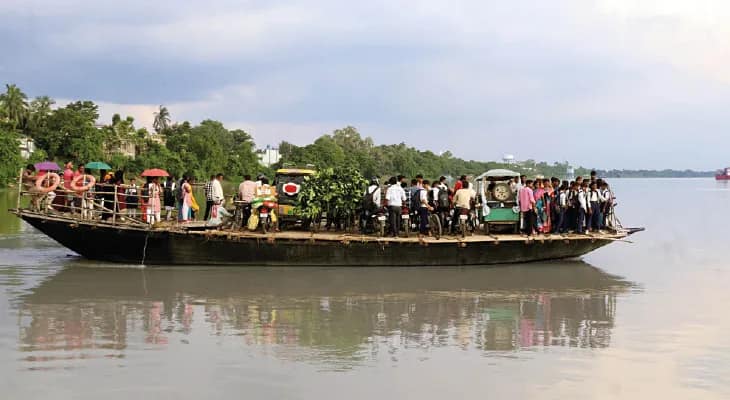 জিয়াগঞ্জ: ভাড়া বাড়ানো হলেও যাত্রীসুরক্ষার বালাই নেই, ফেরিঘাটে চলছে ঝুঁকির পারাপার