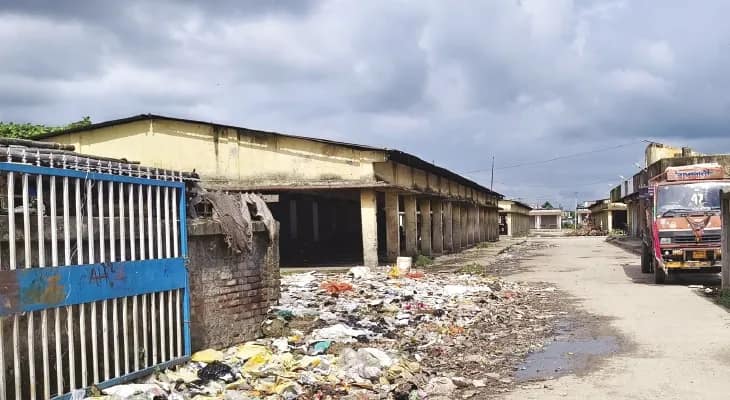 ইসলামপুর: বেহাল নিকাশি, সাফাই হয় না আবর্জনা, দূষণে জেরবার তিনপুল এলাকার বাজার