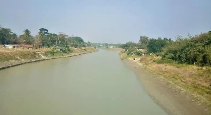 পুরুলিয়া ও আড়ষার সংযোগকারী সেতুর কাজ থমকে থাকায় কংসাবতী পারাপারে ভরসা ভেলা
