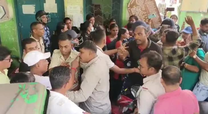 দত্তপুকুরের গ্রাম পঞ্চায়েতে গেরুয়া শিবিরের ডেপুটেশন ঘিরে তুলকালাম