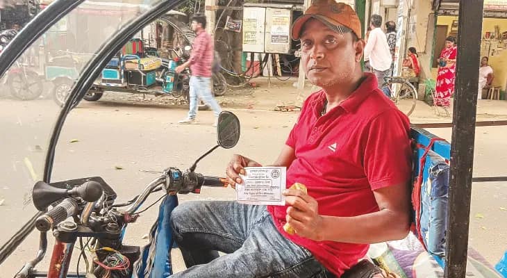 গুসকরা শহরে টোটো চালাতে প্রতি মাসে পুরসভাকে দিতে হচ্ছে ১০০ টাকা, বিতর্ক