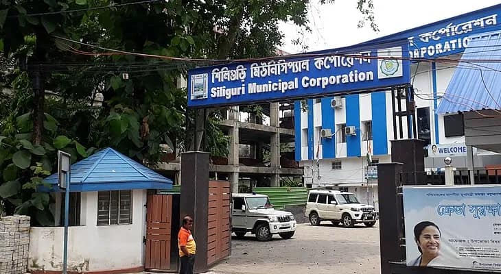 পুরসভার নতুন ভবনের ছাদ চুঁইয়ে বৃষ্টির জল, বিতর্ক