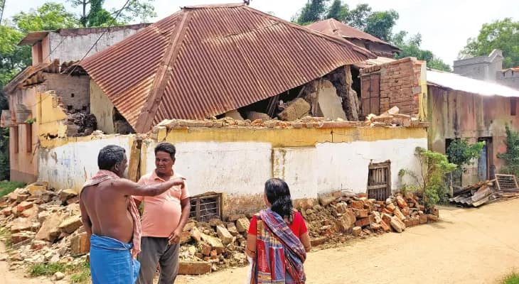 নদীগর্ভে ফসলের জমি, নিশ্চিহ্ন বাড়ি! জল নামতেই কঙ্কালসার চেহারা গোয়ালতোড়ের