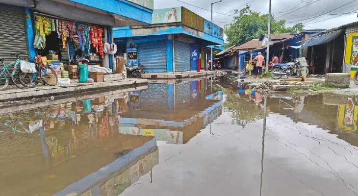 বৃষ্টির জলে থই থই কর্মতীর্থ, বেহাল নিকাশি ব্যবস্থা নিয়ে ক্ষুব্ধ ব্যবসায়ীরা