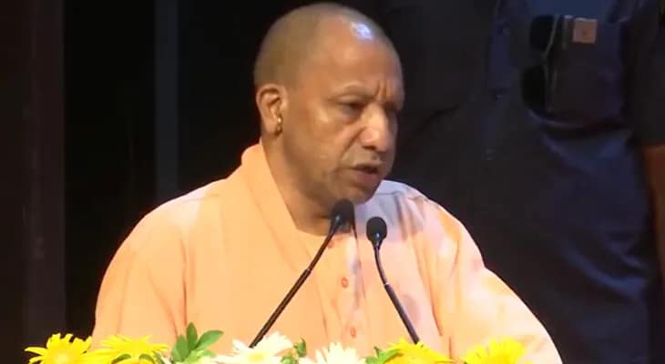 লখনউয়ের সভায় বক্তব্য রাখছেন উত্তরপ্রদেশের মুখ্যমন্ত্রী যোগী আদিত্যনাথ
