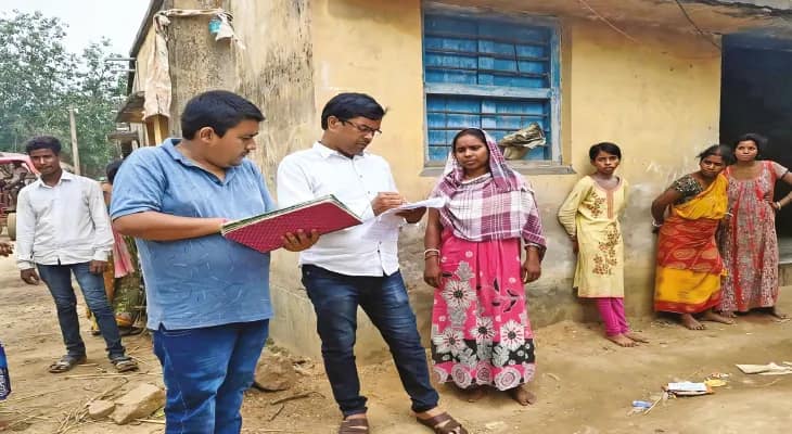 স্কুলছুটদের ফেরাতে বাড়ি বাড়ি প্রধান শিক্ষক, বিদ্যালয়ের ফি মুকুবের সিদ্ধান্ত