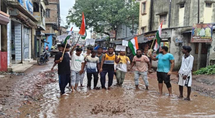রাস্তা সংস্কারের দাবিতে জাতীয় পতাকা হাতে তারকেশ্বরে অবরোধ, বিক্ষোভ