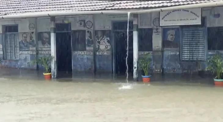 ভারী বৃষ্টির জেরে গুজরাতের নবসারিতে জলমগ্ন একাধিক এলাকা