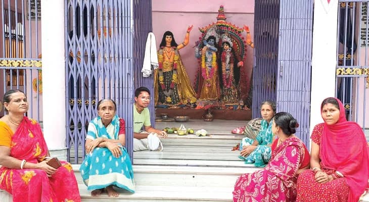 জগন্নাথ নয়, রাধা ও গোবিন্দকে রথে বসিয়ে হয় দেবীতলা গ্রামের রথযাত্রা