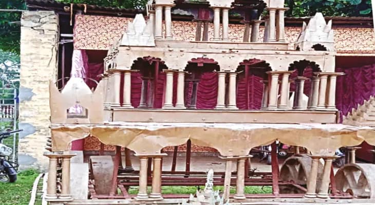 লালগোলা রাজবাড়ির কূলদেবতাই রথে পূজিত হন জগন্নাথদেব রূপে