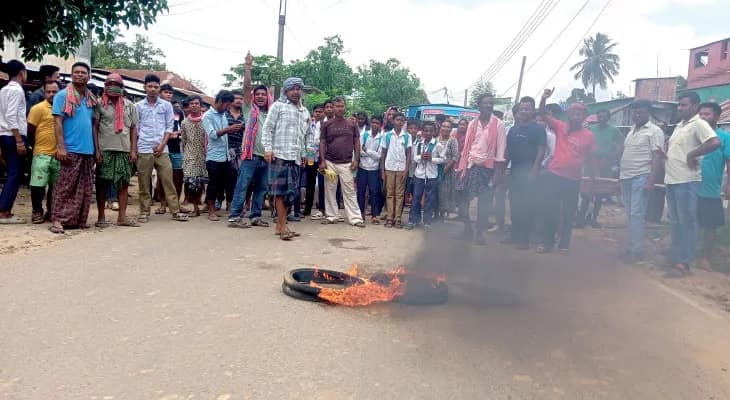 গাজোলের কৃষ্ণপুর-আটিলা রাস্তা পাকা করার দাবিতে টায়ার জ্বালিয়ে বিক্ষোভ