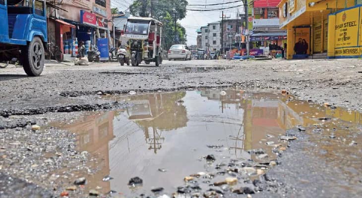 শিলিগুড়িতে এবার খানাখন্দে ভরা রাস্তা দিয়েই গড়াবে ইসকনের রথ