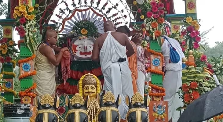 বৃষ্টির মধ্যে রথে এলেন বলরাম