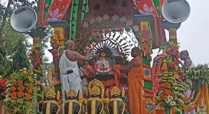দীঘায় বৃষ্টি হচ্ছে, তারমধ্যে  রথে চড়েছেন জগন্নাথ, বলরাম ও সুভদ্রা
