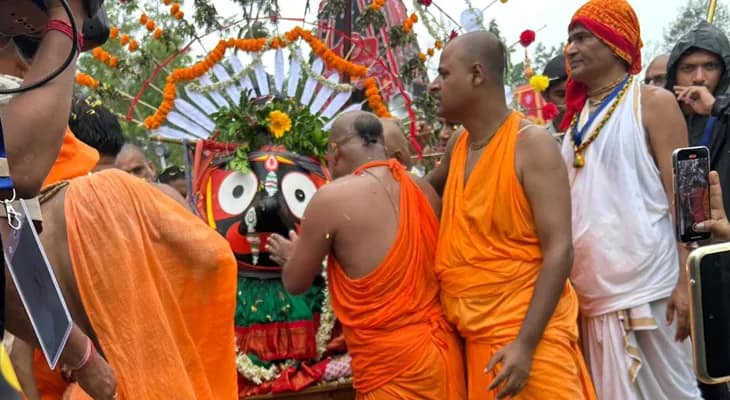 দীঘায় পাহন্ডী বিজয় করে রথে নিয়ে আসা হচ্ছে মহাপ্রভু জগন্নাথদেবকে