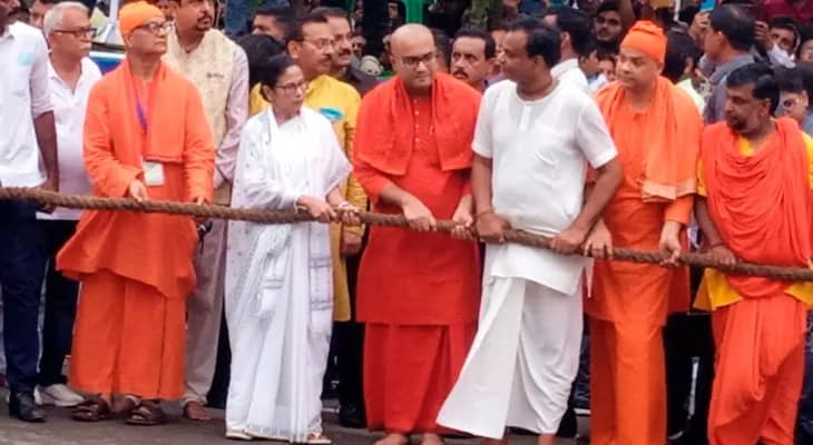 এদিন দুপুর ২.১৯ মিনিটে প্রথমে জগন্নাথ, এরপর সুভদ্রা এবং শেষে বলরামের রথে টান দিলেন মুখ্যমন্ত্রী মমতা বন্দ্যোপাধ্যায়