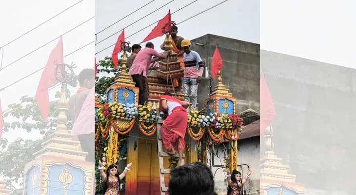 পুরুলিয়ার বলরামপুরে কারেন্টের তারে লেগে ভাঙল রথের চূড়া, বিপত্তির জেরে দীর্ঘক্ষণ দাঁড়িয়ে রইল শতাব্দী প্রাচীন রথ