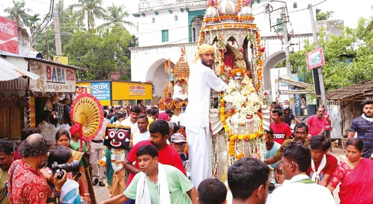 রথযাত্রা ঘিরে উন্মাদনা, বৃষ্টি উপেক্ষা করেই ভিড় মেলায়