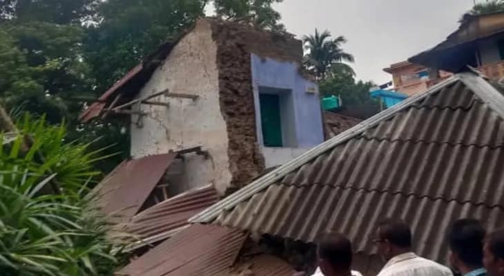 পাঁশকুড়া থানা এলাকায় মাটির বাড়ি ভেঙে ২ বৃদ্ধার মৃত্যু