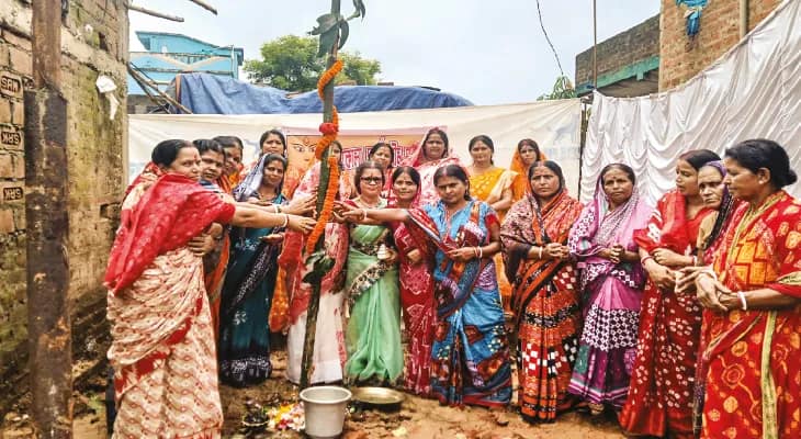 পলাশকোলা দাসপাড়া সর্বজনীন দুর্গোৎসবের খুঁটিপুজো হল রথে